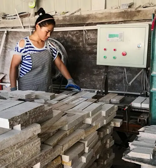 Natural split chips for decorative stone wall cladding