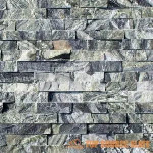 Pięknie zainstalowany naturalny panel Kamiennej Księgi Kamiennej jako backsplash kuchenny