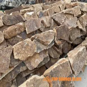 Angolo di un muro di pietra a secco in pietra che mostra pietre strutturate