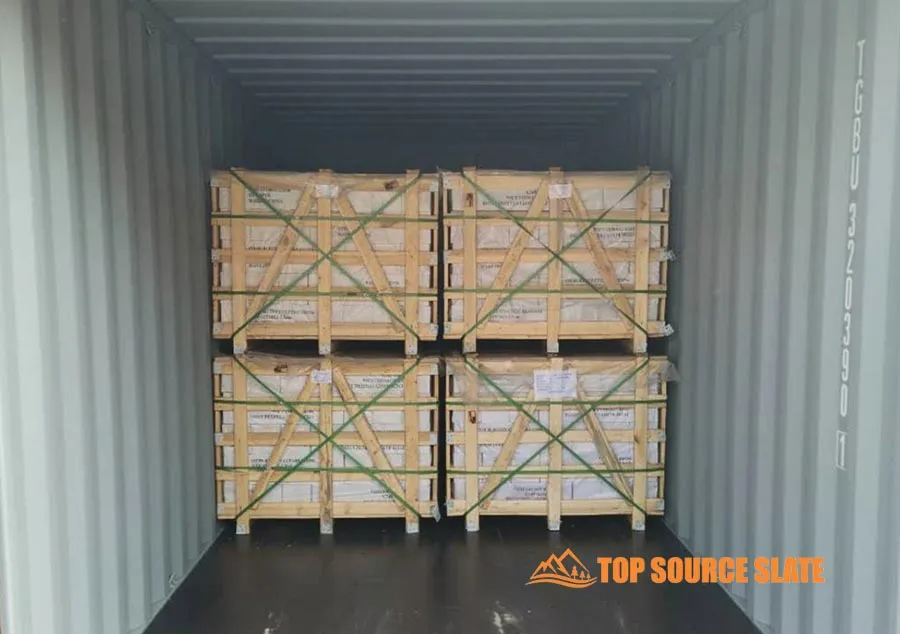 Contenedor lleno de paneles de piedra apilados listos para la exportación