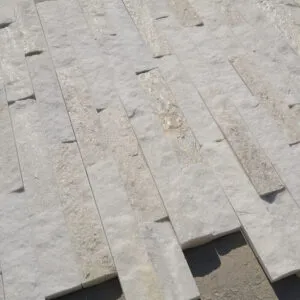 Elegantes paneles de piedra apilados de cuarcita que muestran texturas naturales y tonos terrosos