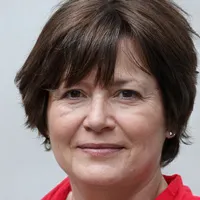 Prachtig ontworpen gestapelde stenen wandpanelen in een moderne omgeving
