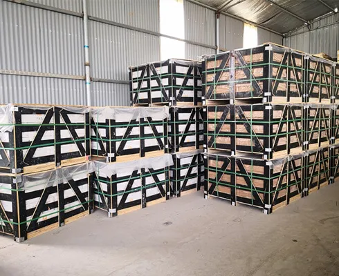 Magazijn gevuld met verschillende gestapelde stenen producten en materialen voor bekleding.