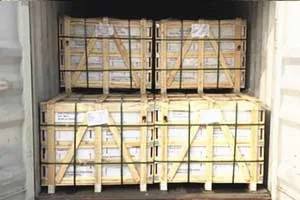 Rustikale Holzkiste präsentiert gestapelte Steinprodukte