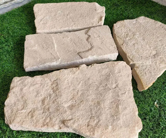 Piedra suelta aleatoria de cuarcita rosa natural para paisajismo o decoración