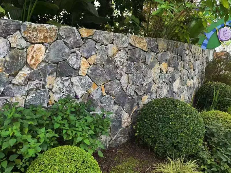 Una colección de piedras sueltas naturales ideales para proyectos de paisajismo al aire libre