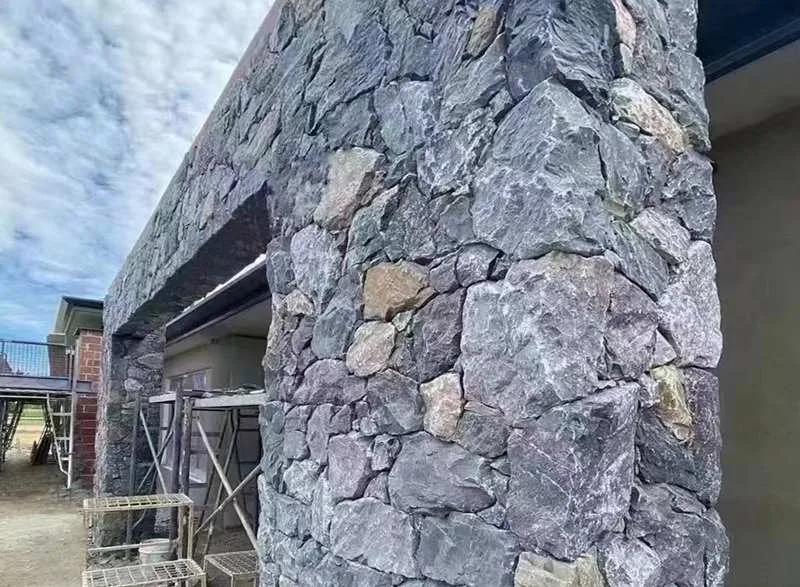 Colección de piedras naturales sueltas en varias texturas y colores.