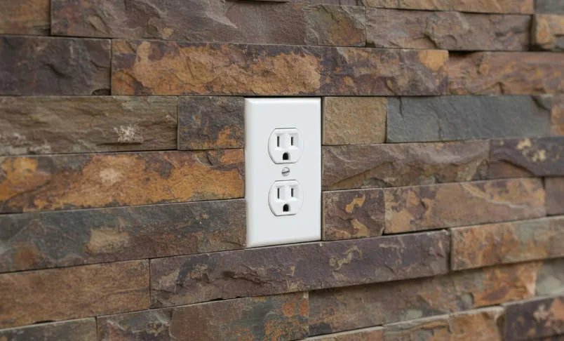 tagli di precisione installazione di pannelli in pietra attorno alle prese elettriche della cucina (1)